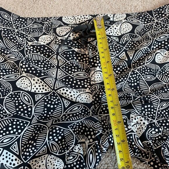 PATAGONIA Women's Black And white 100% Nylon Mid Rise Shorts Sz 8 One Poket - Picture 5 of 7